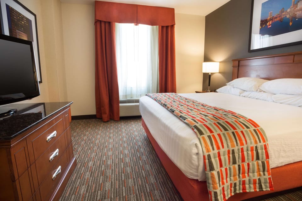 Pillowtop beds, desk, laptop workspace, blackout drapes