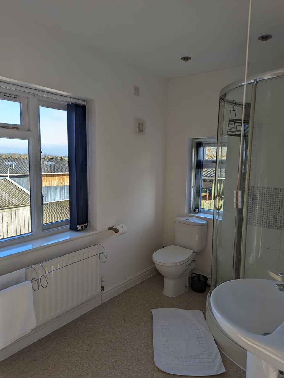 Deluxe King Room with Garden View | Bathroom | Shower, free toiletries, hair dryer, towels