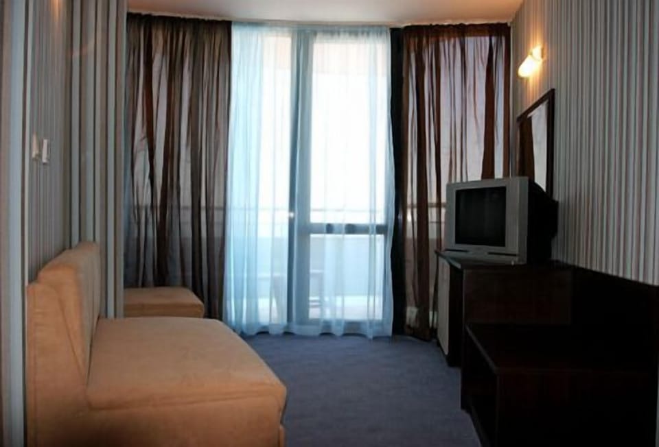 Cribs (free), WiFi (free)