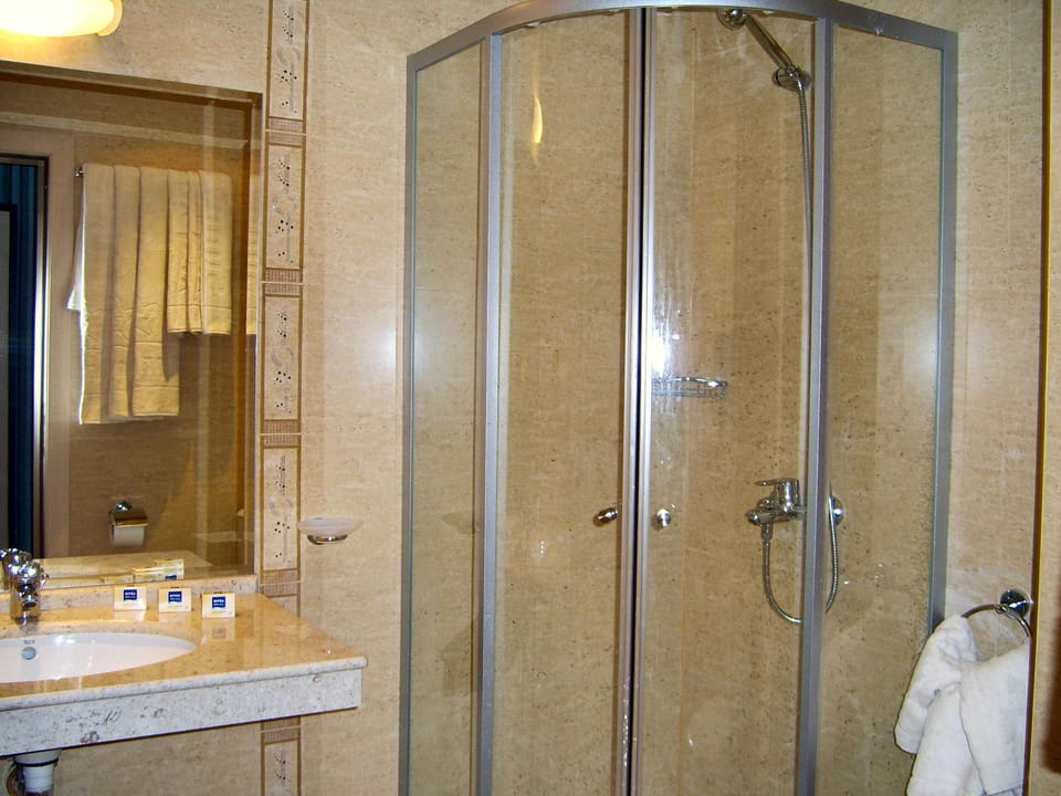Room | Bathroom | Shower, free toiletries, hair dryer, towels