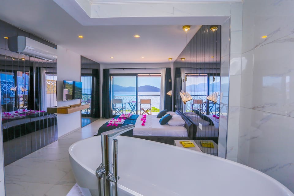 Deluxe Room, Lanai, Sea View | Desk, soundproofing, WiFi (free), bed sheets