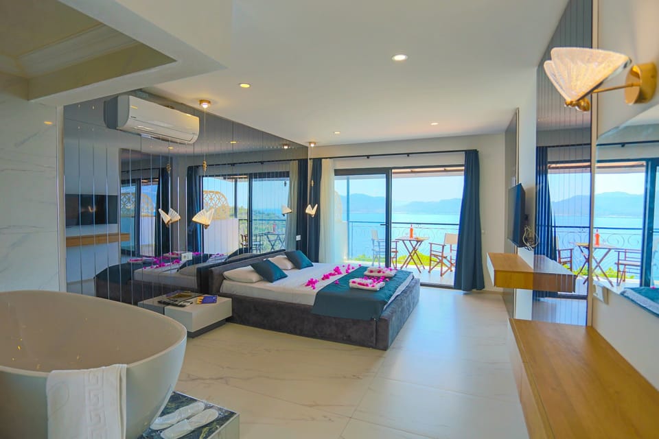 Deluxe Room, Lanai, Sea View | Desk, soundproofing, WiFi (free), bed sheets