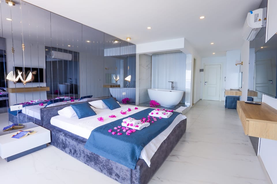 Deluxe Room, Lanai, Sea View | Desk, soundproofing, WiFi (free), bed sheets