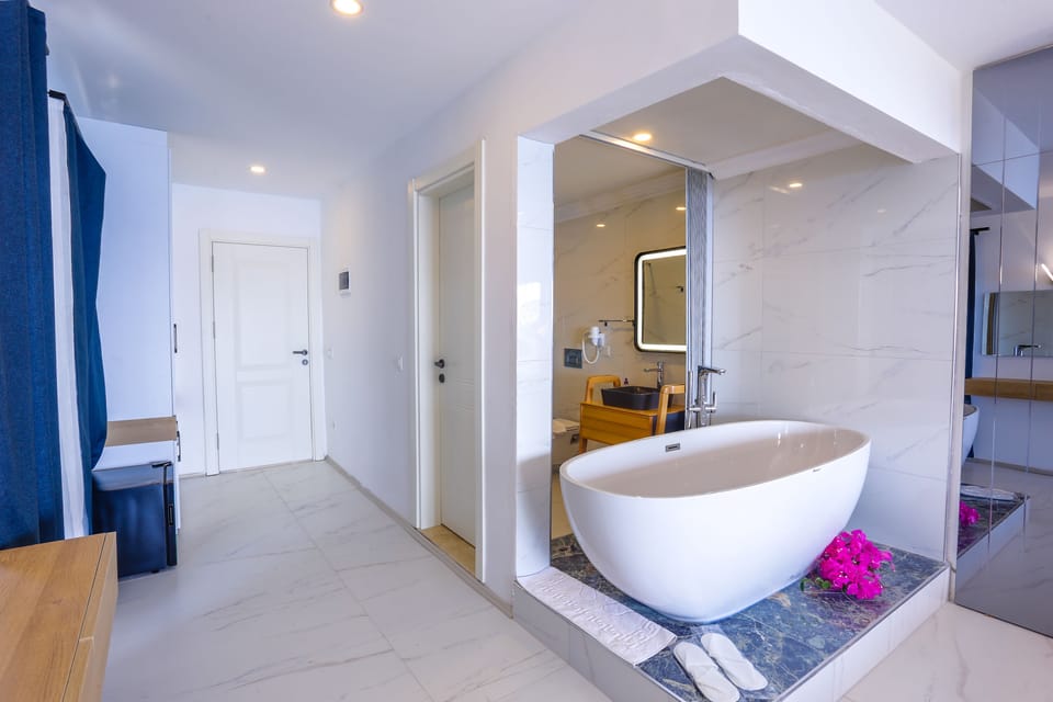 Deluxe Room, Lanai, Sea View | Bathroom amenities | Shower, rainfall showerhead, free toiletries, hair dryer