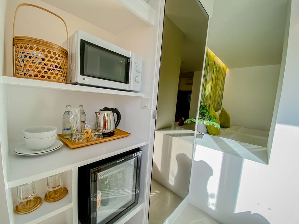 Executive Deluxe Room | Free minibar, in-room safe, desk, iron/ironing board