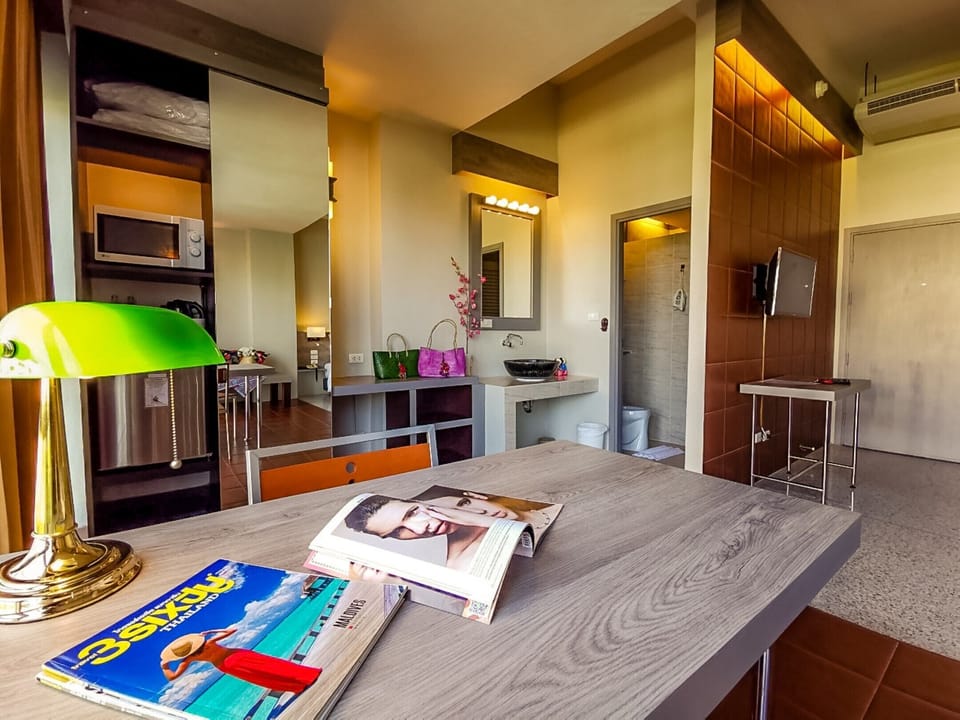 Deluxe Room | Free minibar, in-room safe, desk, iron/ironing board