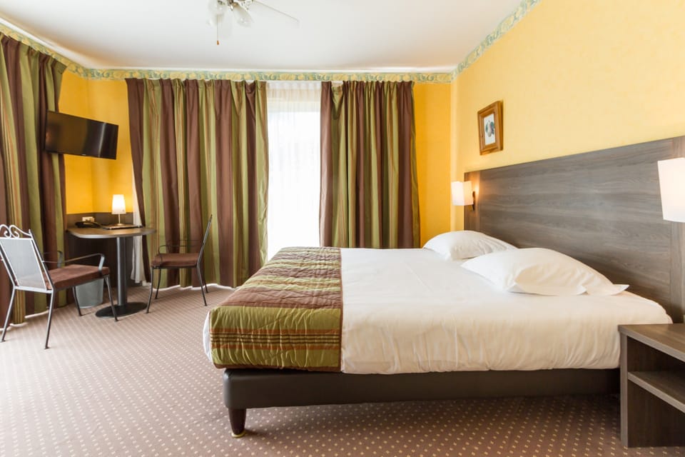 Signature Double or Twin Room | In-room safe, desk, blackout drapes, soundproofing