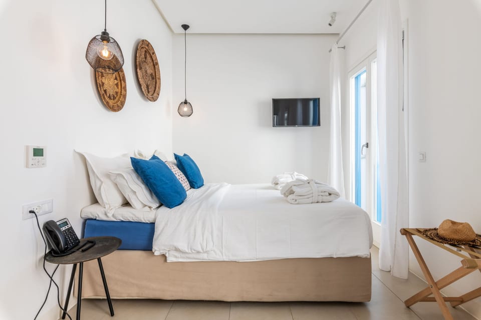 Junior Suite (street view) | Premium bedding, minibar, in-room safe, desk