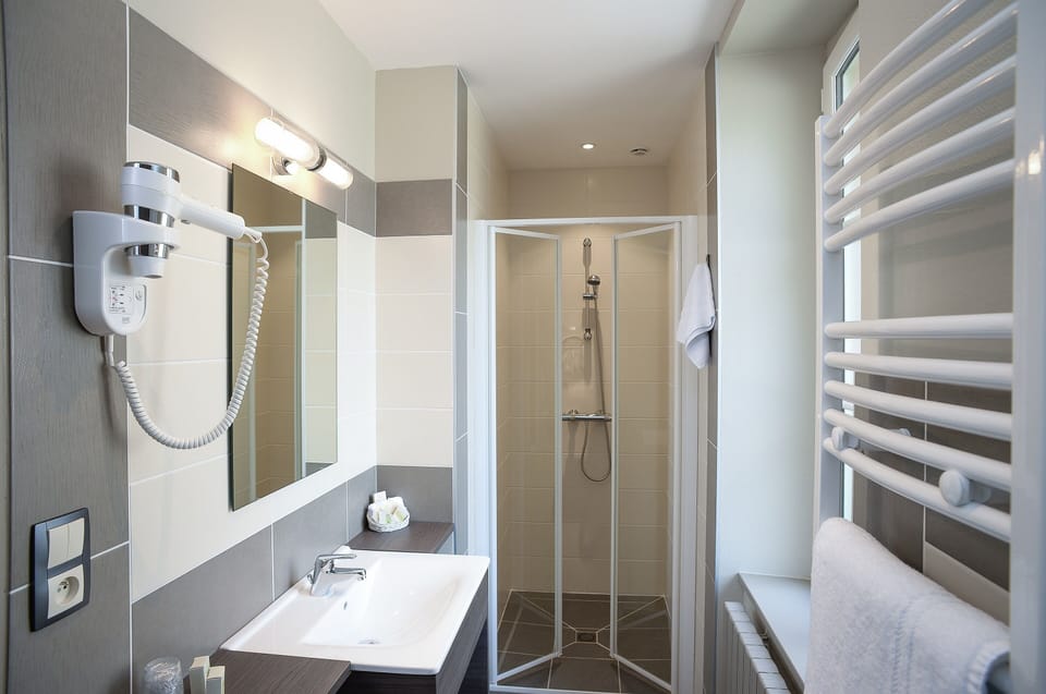 Superior Double Room | Bathroom | Free toiletries, hair dryer, towels, soap