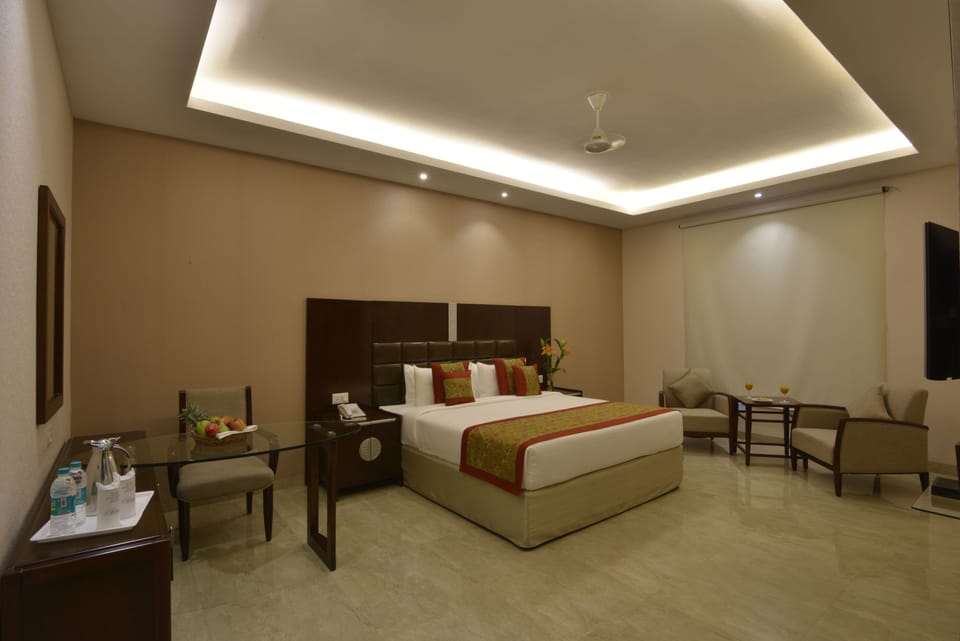 Deluxe Double Room, 1 King Bed | Premium bedding, minibar, in-room safe, desk