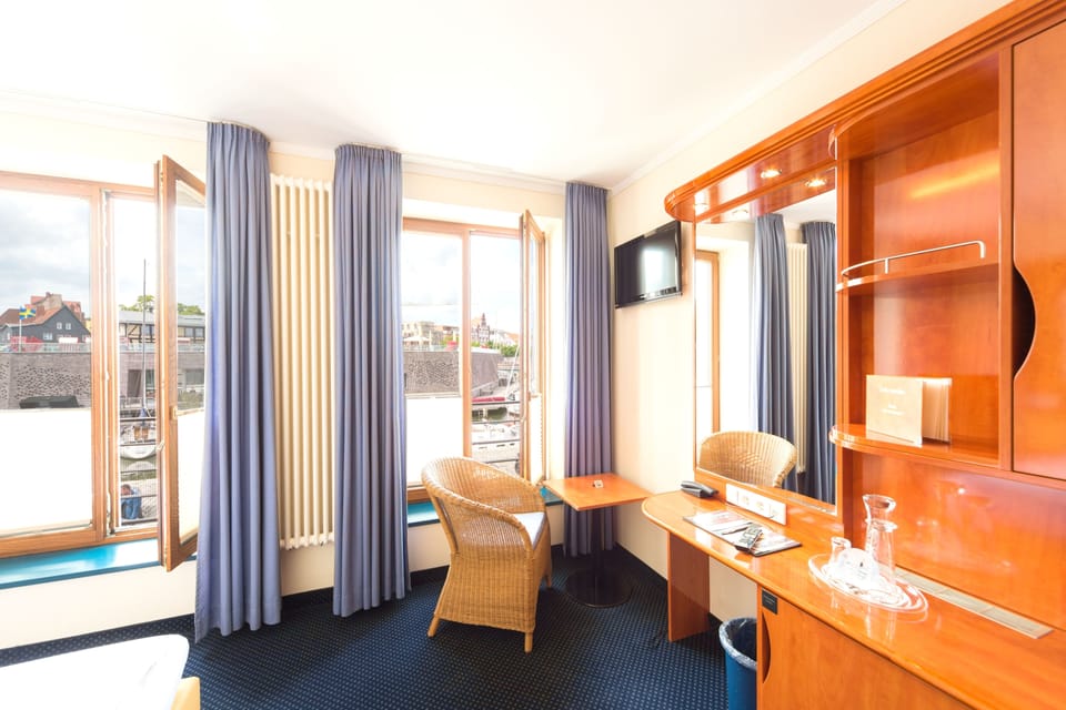 Standard Single Room | Living area | 32-inch flat-screen TV with satellite channels, TV