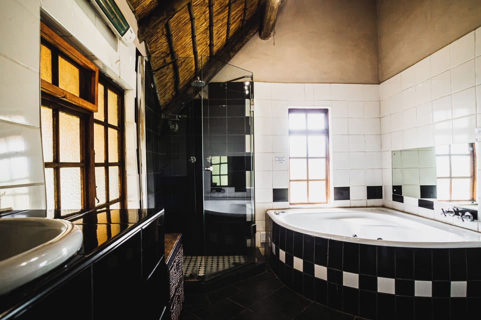 Premium Cottage | Bathroom | Separate tub and shower, jetted tub, rainfall showerhead, hair dryer