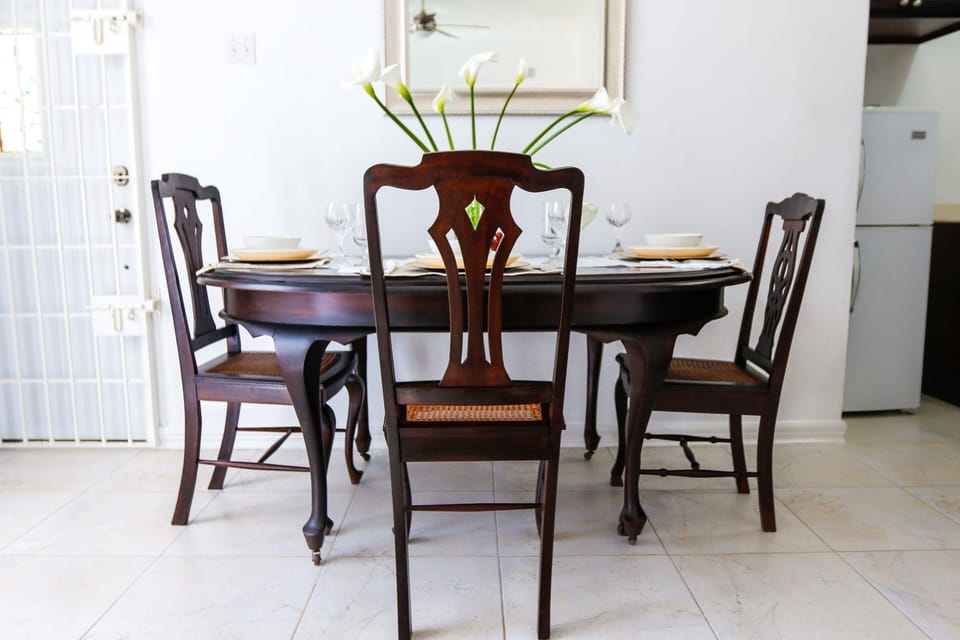 Executive Apartment, 1 King Bed, Kitchen | In-room dining