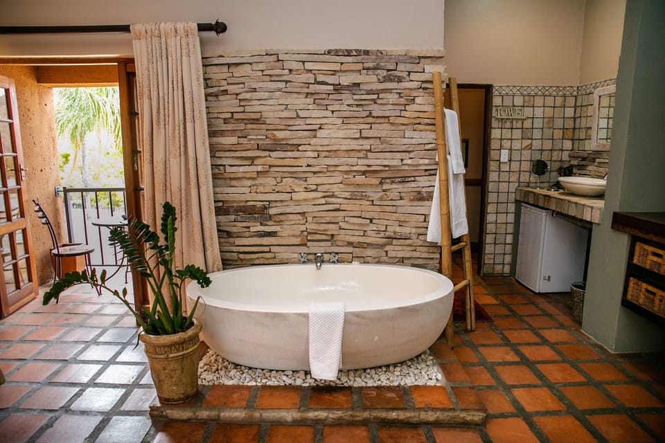 Presidential Suite (Da Vinci Suite) | Bathroom | Free toiletries, hair dryer, towels