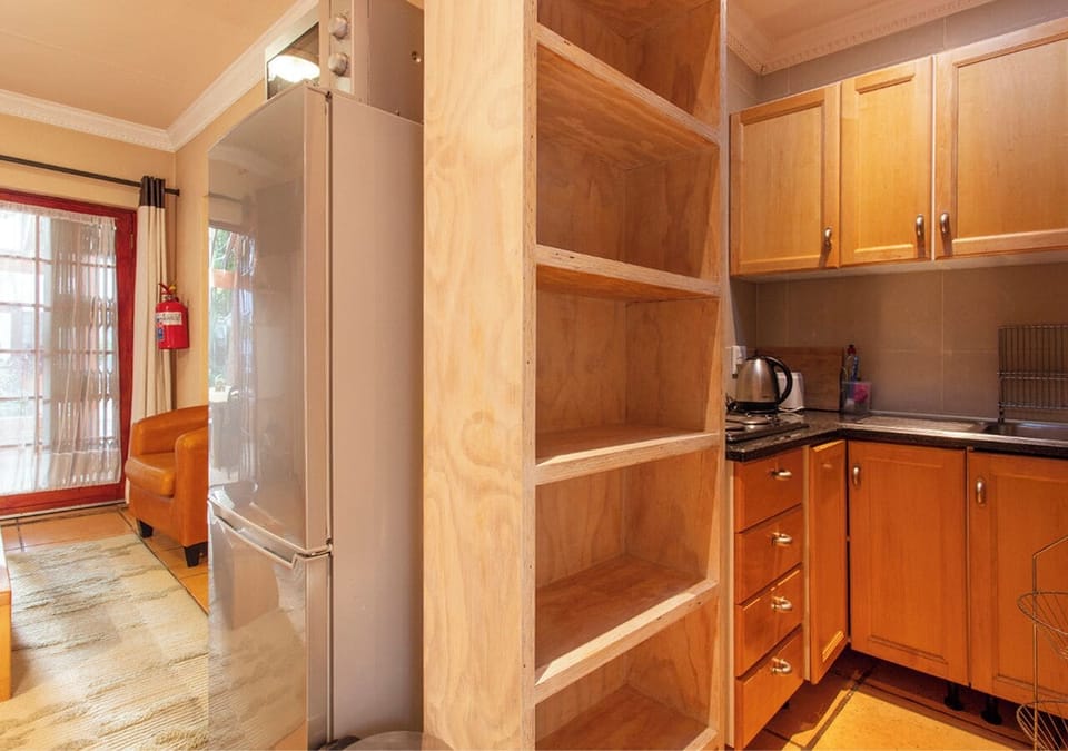 Luxury Cottage | Private kitchen | Full-size fridge, microwave, oven, stovetop