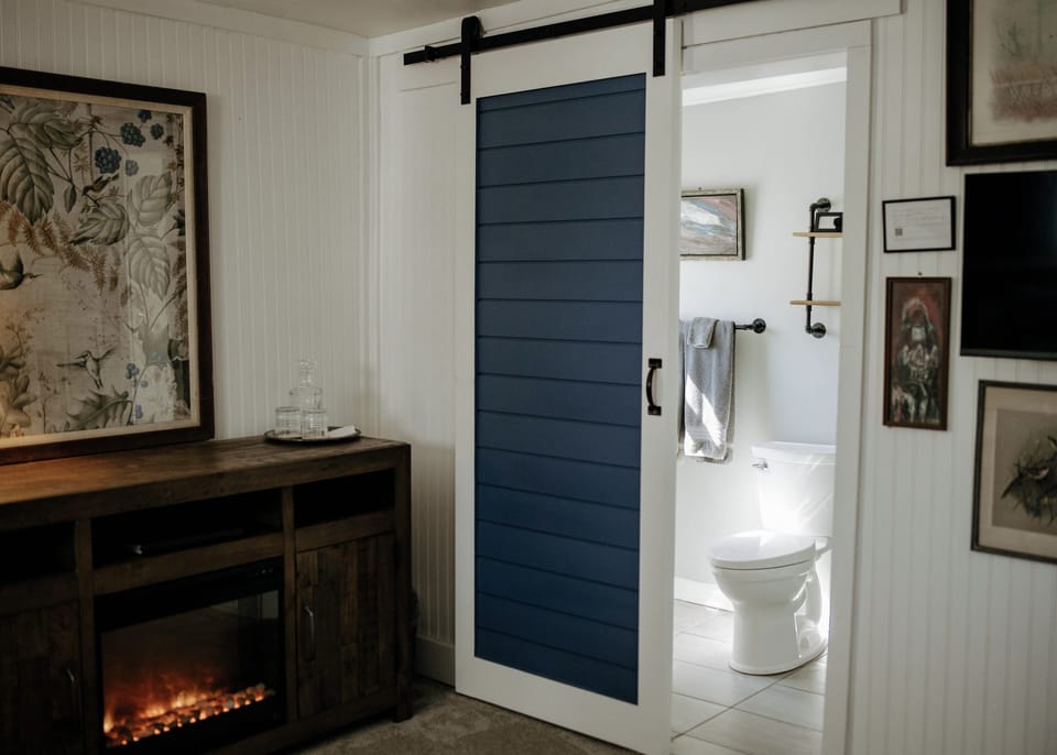 Hawthorn | Bathroom | Designer toiletries, hair dryer, towels