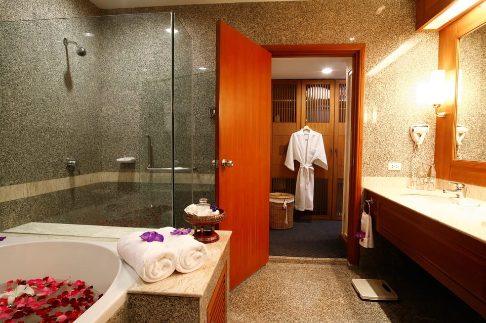 One-Bedroom Suite | Bathroom | Combined shower/tub, deep soaking tub, free toiletries, hair dryer