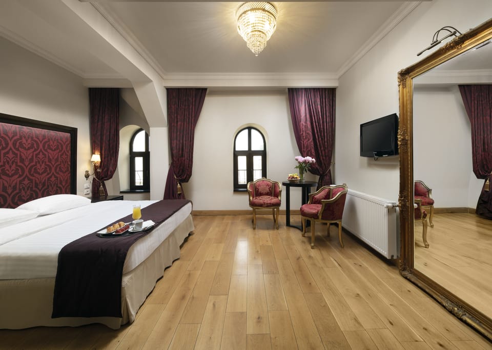 Executive Room | Minibar, in-room safe, blackout drapes, soundproofing