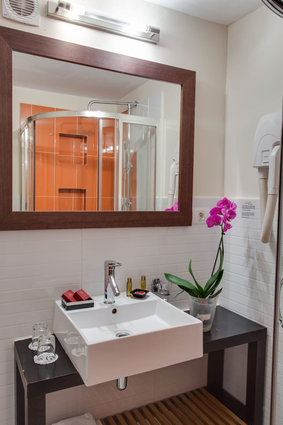Bathroom sink
