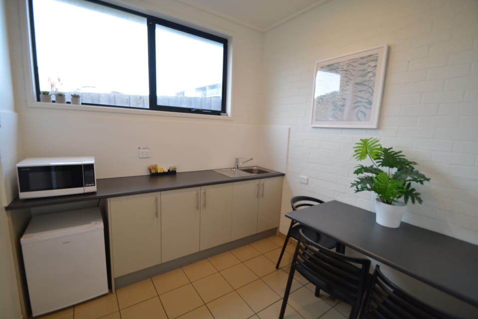 Superior Twin Room | Private kitchenette | Fridge, electric kettle