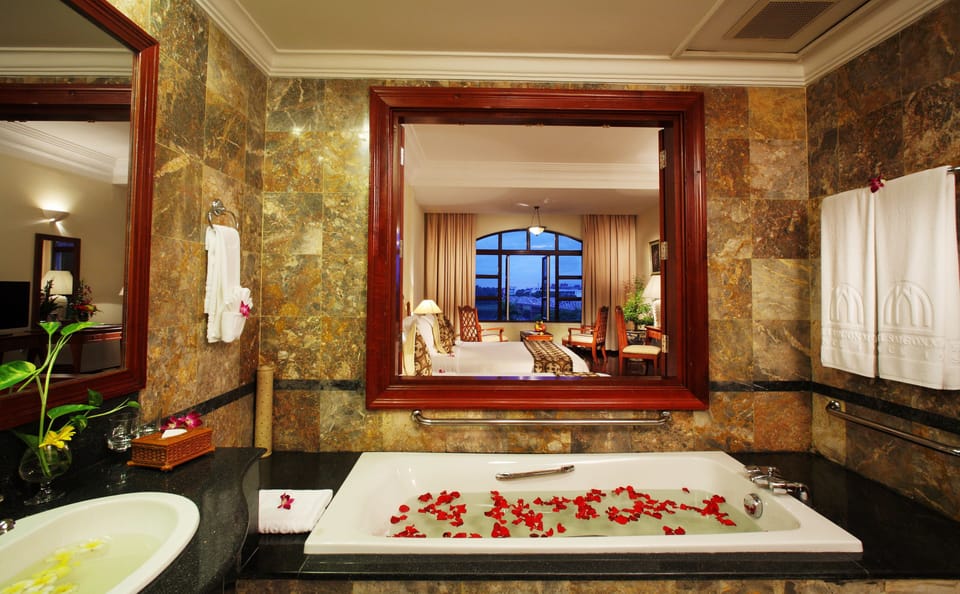 Premium Double or Twin Room, River View | Bathroom | Free toiletries, hair dryer, bathrobes, slippers