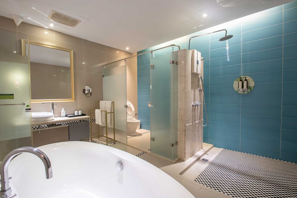 Deluxe Double Room | Bathroom | Hair dryer, slippers, towels