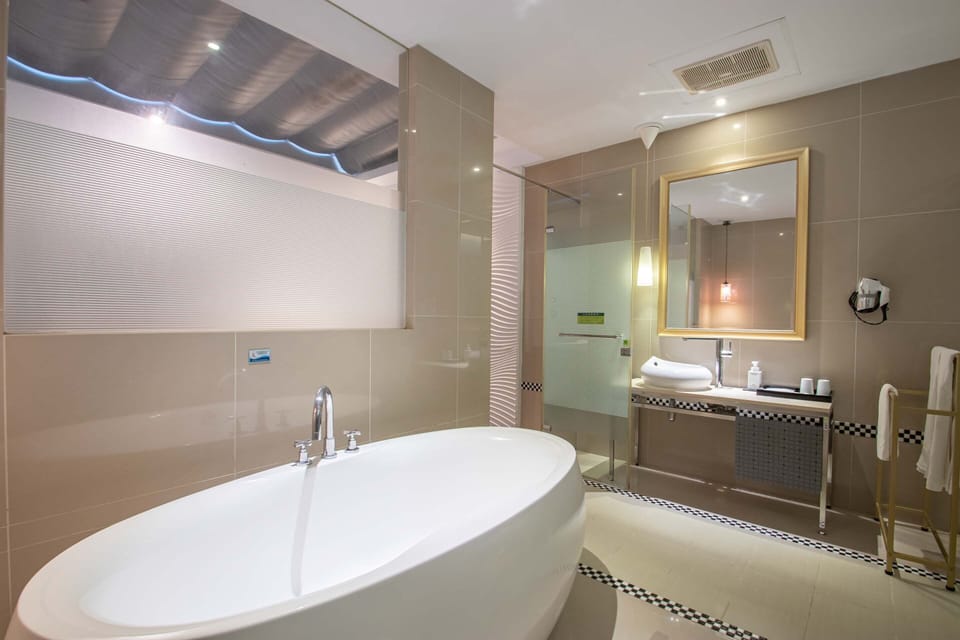 Deluxe Double Room | Bathroom | Hair dryer, slippers, towels