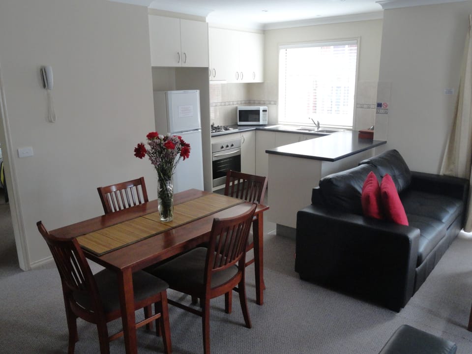 Standard Apartment, 2 Bedrooms | In-room dining