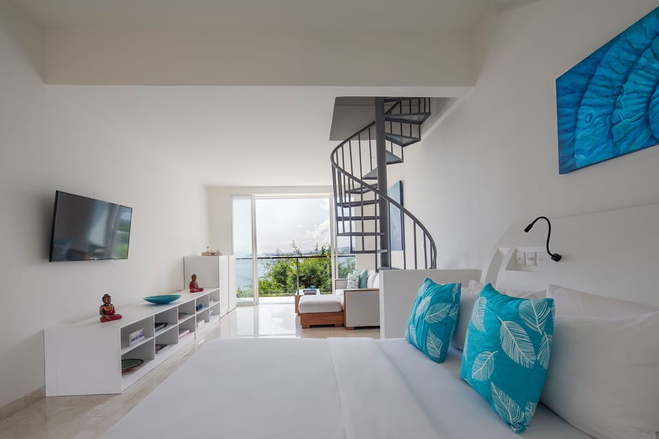 Hilltop Pool Suite | Premium bedding, down comforters, pillowtop beds, minibar