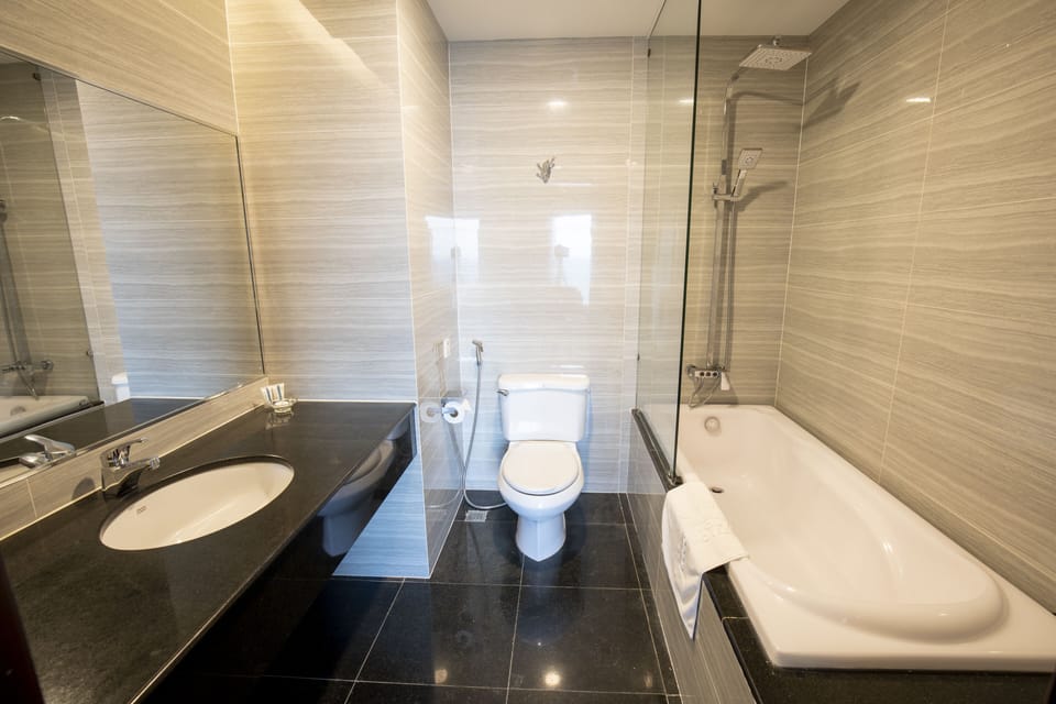 Suite, Sea View | Bathroom | Combined shower/tub, free toiletries, hair dryer, bathrobes