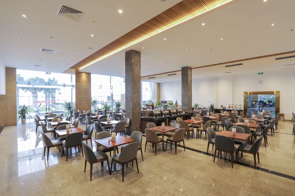 3 restaurants; breakfast, lunch, and dinner served