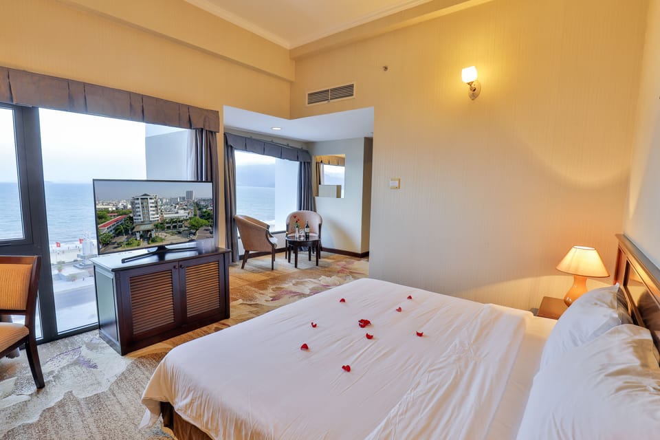 Suite, Sea View | 1 bedroom, minibar, in-room safe, desk