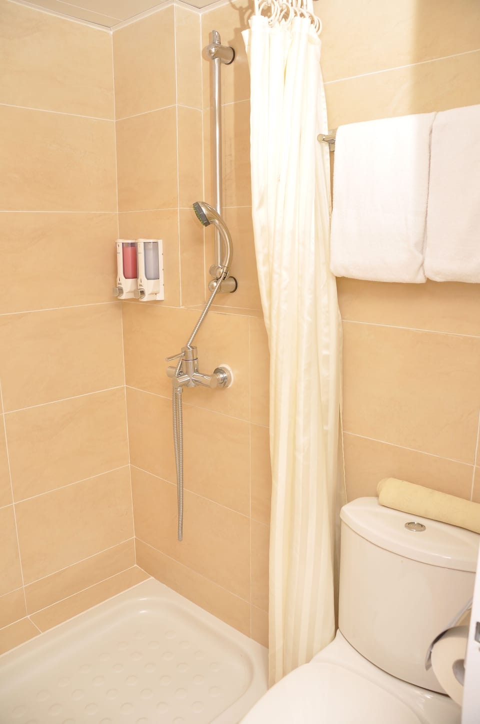 Pak She Deluxe Twin Room, Ground Floor | Bathroom | Shower, hair dryer, towels, shampoo