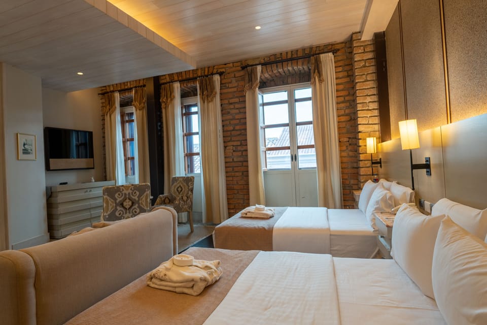 Exclusive Suite, Multiple Beds, Kitchen, Executive Level | Premium bedding, in-room safe, desk, laptop workspace