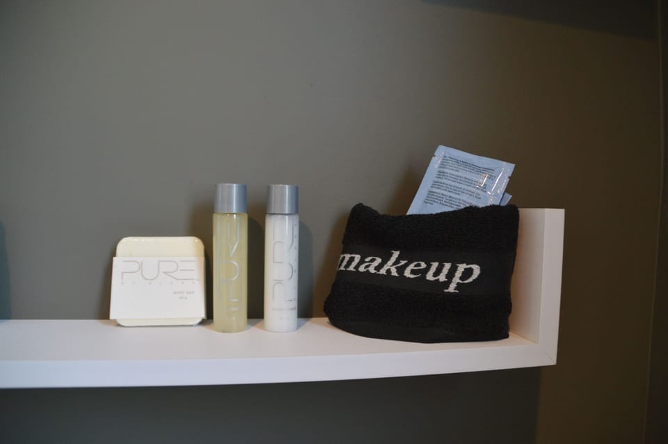 Shower, rainfall showerhead, free toiletries, hair dryer