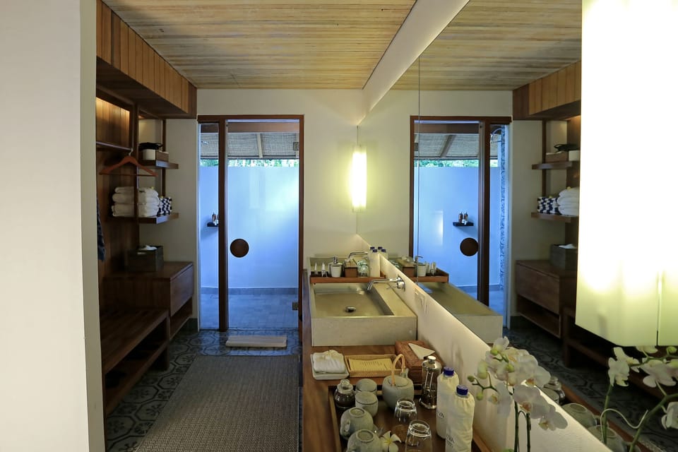 Santai Beach Front Suite | Bathroom | Free toiletries, hair dryer, bathrobes, slippers