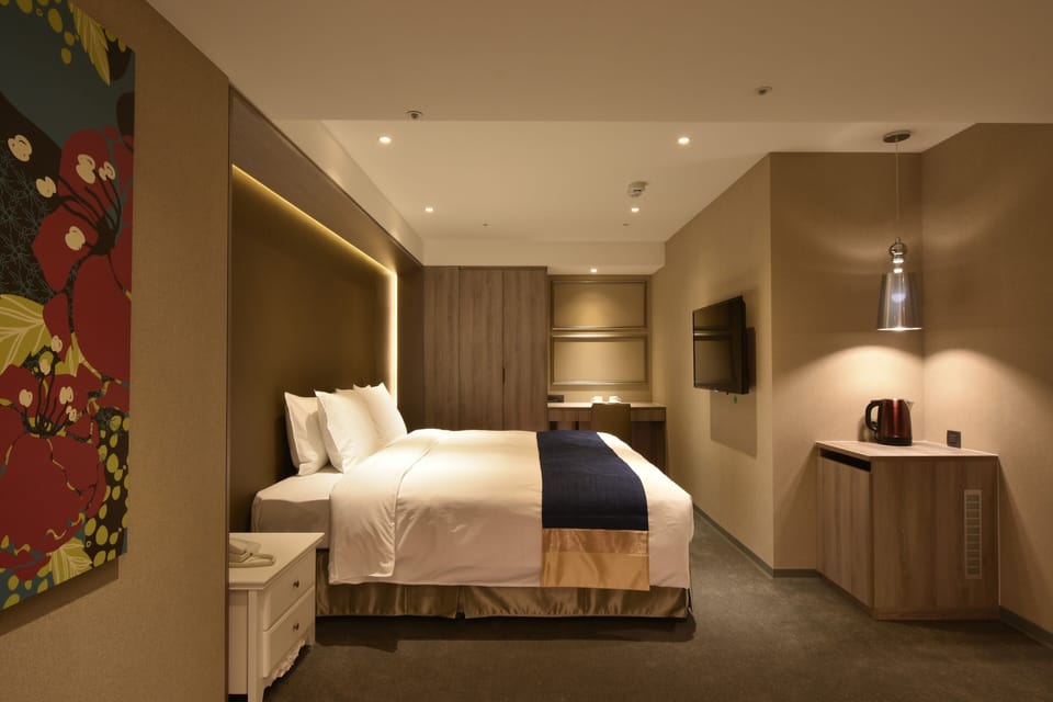 Standard Double Room, 1 King Bed, No Windows | In-room safe, desk, blackout drapes, free WiFi