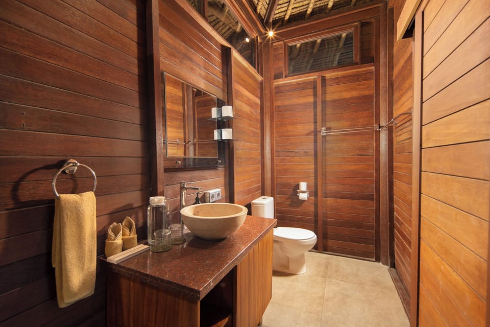 Superior Bungalow | Bathroom | Shower, free toiletries, hair dryer, soap