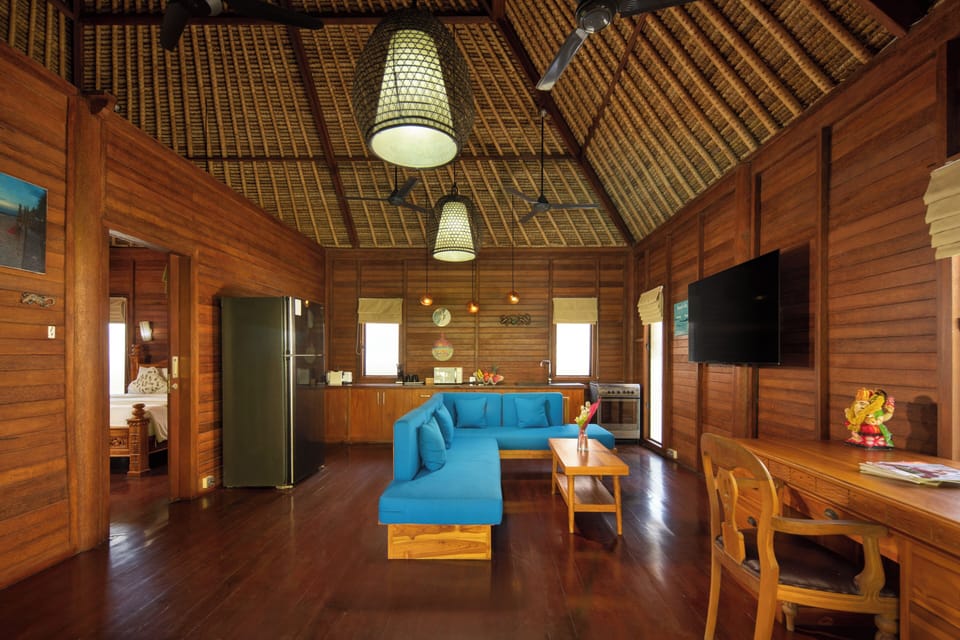 Villa Gecko | Living area | 45-cm LED TV with satellite channels, TV, DVD player