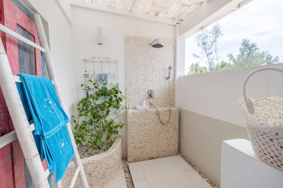 Beach Bungalow | Bathroom | Shower, free toiletries, hair dryer, towels