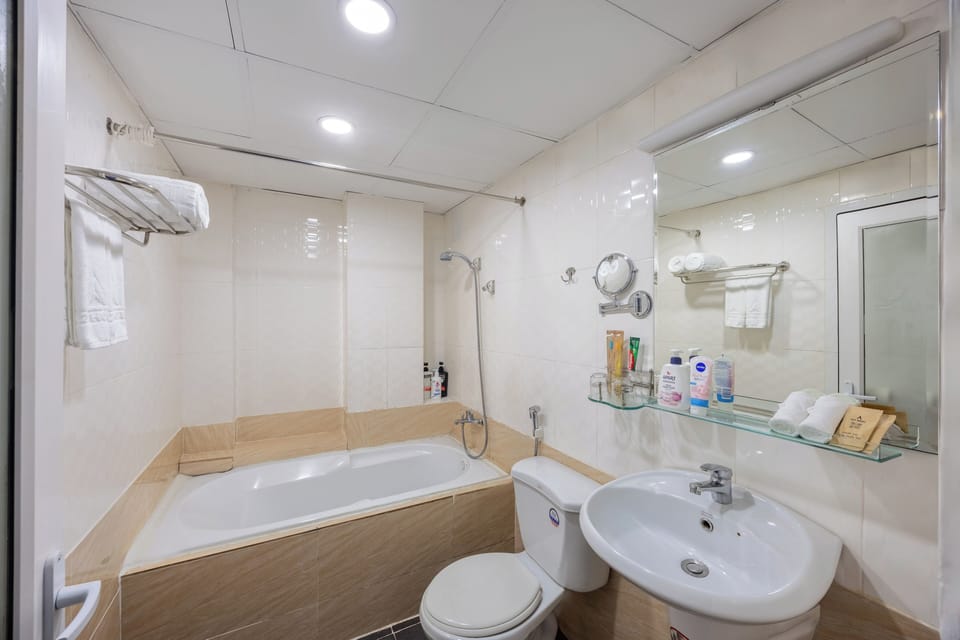 Superior Queen with Balcony | Bathroom | Shower, free toiletries, hair dryer, bathrobes
