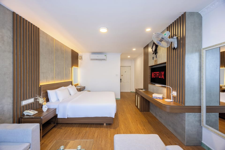 Deluxe Room | Minibar, blackout drapes, iron/ironing board, free WiFi