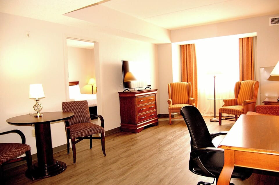 Executive Suite, 1 King Bed with Sofa bed | Hypo-allergenic bedding, desk, laptop workspace, blackout drapes