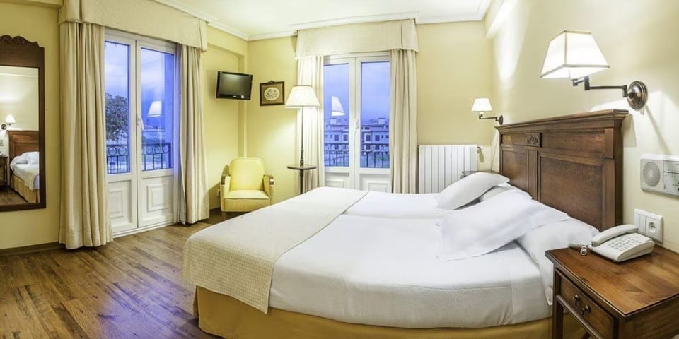 Deluxe Room | Minibar, in-room safe, desk, blackout drapes