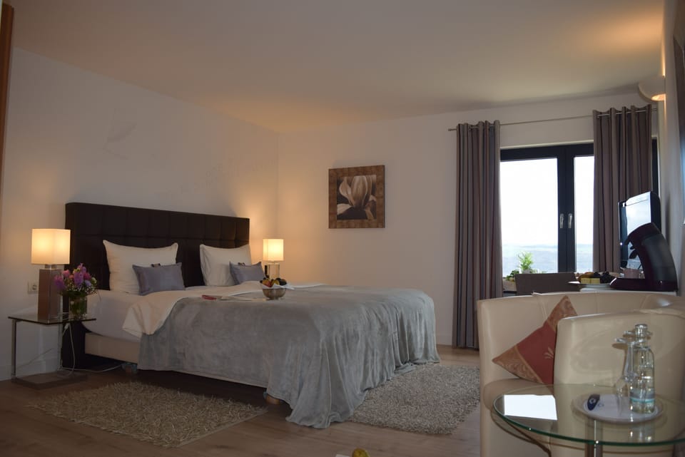 1 bedroom, premium bedding, minibar, in-room safe
