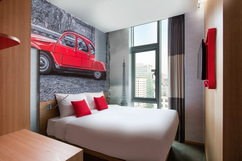 Premium bedding, in-room safe, desk, blackout drapes