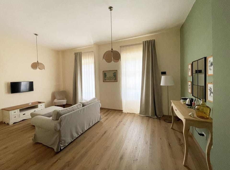 Suite, 1 Bedroom | Minibar (free items), WiFi (free), bed sheets