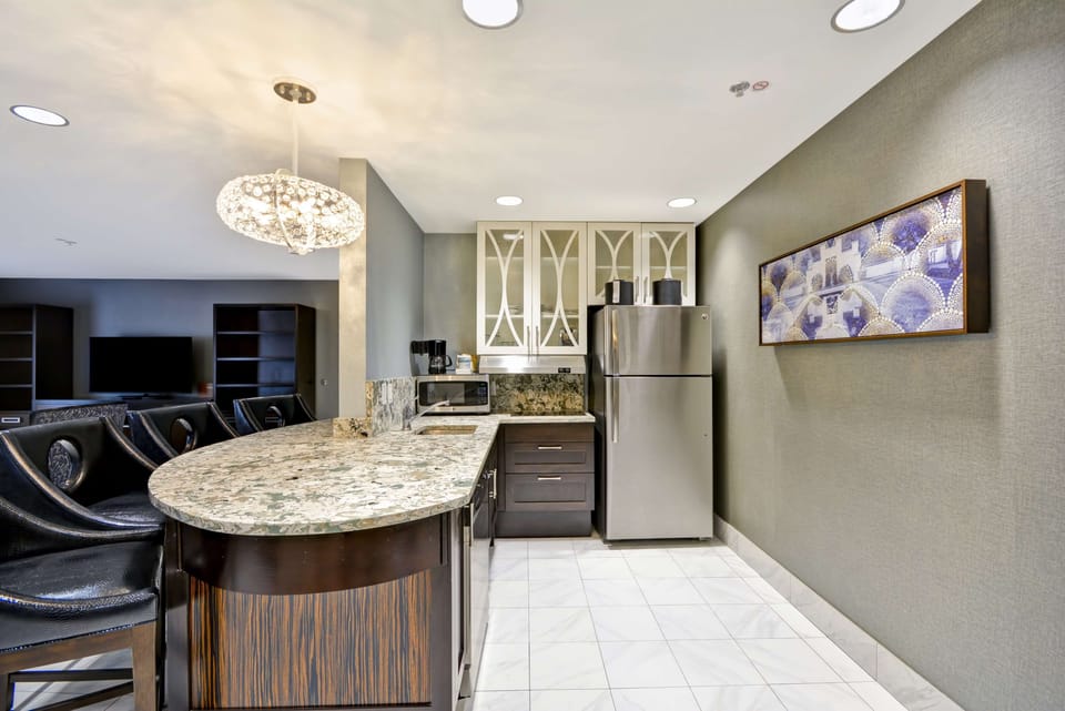 Deluxe Suite, 1 King Bed, 1 Bedroom, Accessible, Bathtub | Private kitchen | Fridge, microwave, oven, stovetop