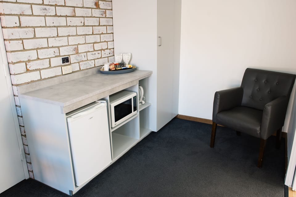 Microwave, coffee/tea maker, electric kettle, toaster