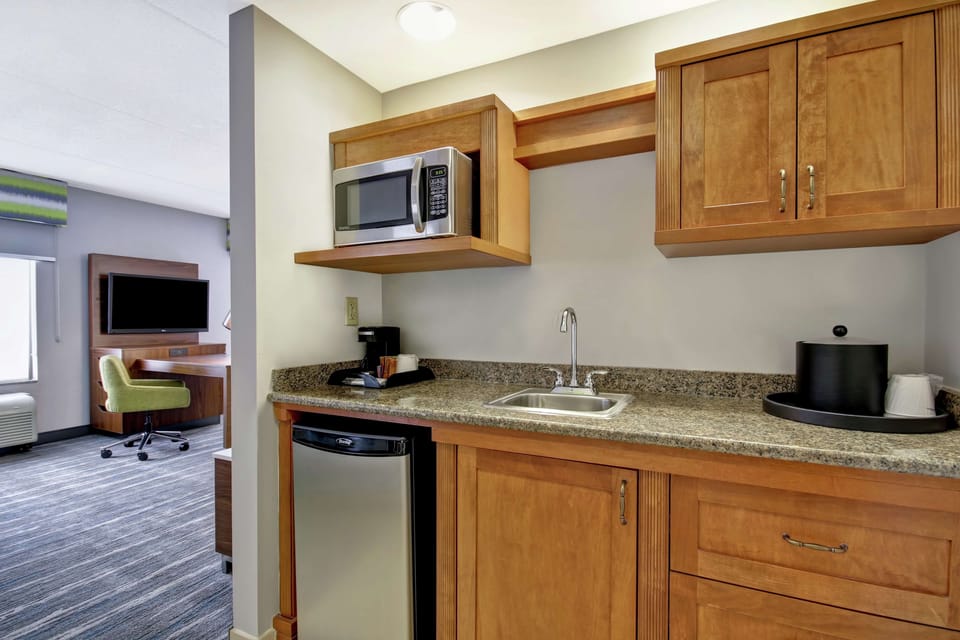 Studio Suite, Non Smoking | Private kitchen | Coffee/tea maker, fridge, microwave